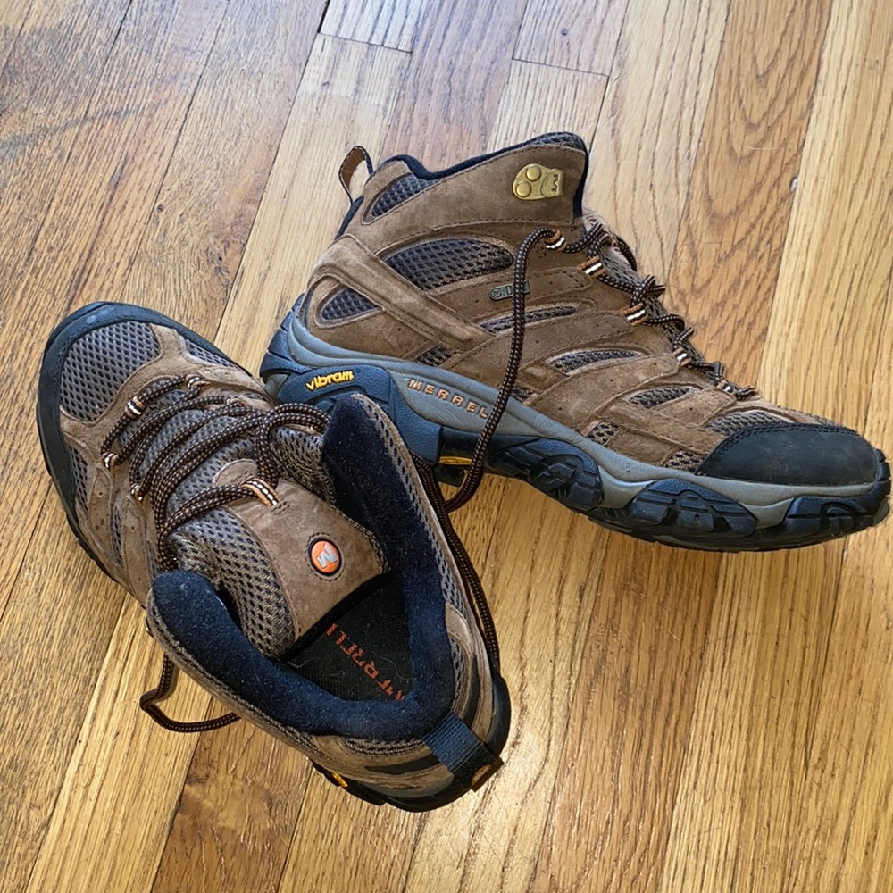 Very lightly worn Merrel Men’s vibrant boot.